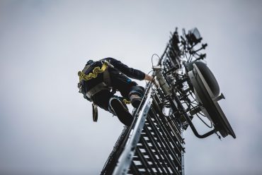 NAJAVA TELEKOMUNIKACIONIH RADOVA – VELIKA GOMILA [object object] Zona telecom worker climbing antenna tower 370x248